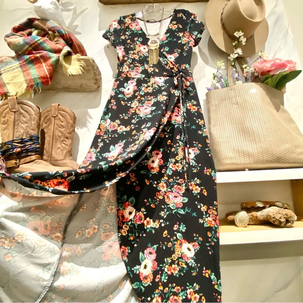 Beautiful boho maxi floral dress w resort vacay vibe - Picture 3 of 10